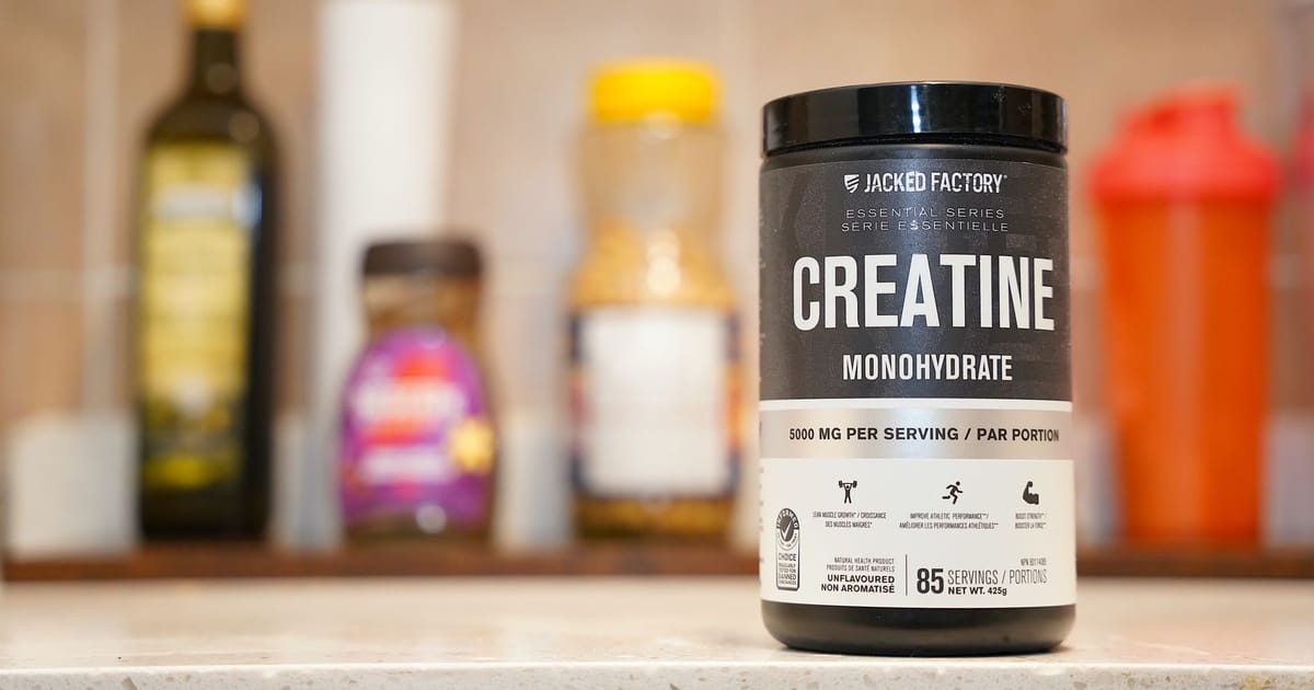 Pote de creatina monohidratada sobre uma bancada de cozinha